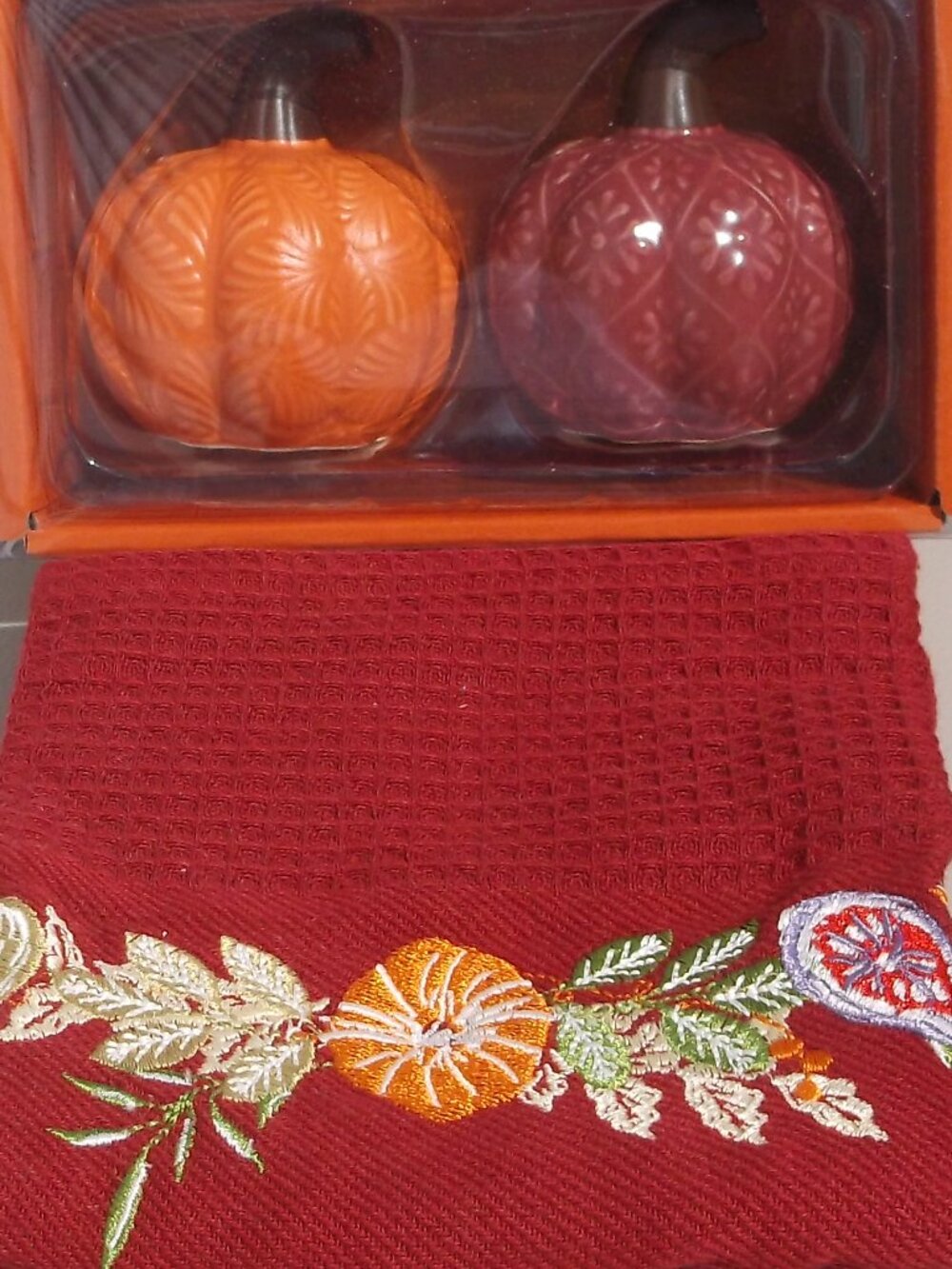 HEB Holiday Pumpkin Salt & Pepper Shakers + Fall Kitchen Towel NWT Set